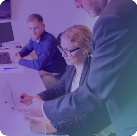 imagem de pessoas focadas em um ambiente de trabalho